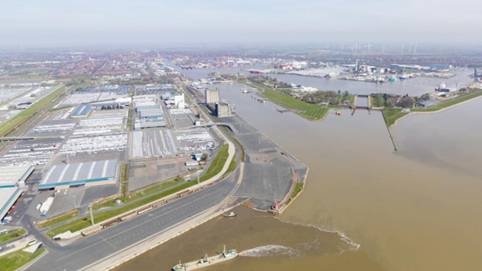 Blick auf den Hafen von Emden an der Ems. In der Mitte hinten ist die Große Seeschleuse zu sehen. © Foto:Tobias Bruns/dpa