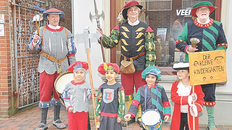 Die Herolde Franz Krämer, Helmuth Kock und Hans-Arno Loerts (im Bild von links) trafen in der Brunnenstraße ihre Nachahmer aus »Der kleine Kindergarten«, die sich extra für ihren Besuch in Schale geschmissen hatten. © Foto: Wolters
