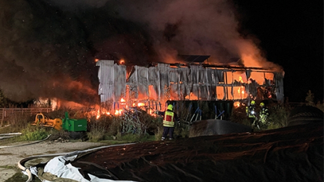 Lagerhalle steht in Flammen
