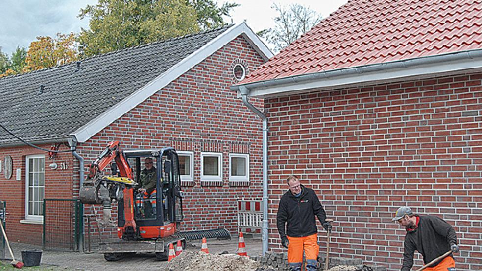 Die Bauarbeiten für den Krippenanbau bei der Kindertagesstätte »Wüppsteertjes« in Wymeer, die Ende Februar begonnen haben, stehen vor dem Abschluss. »Wir ziehen Ende Oktober um«, so Bürgermeister Gerald Sap gestern auf Anfrage der RZ. Der Neubau kostet rund 525.000 Euro. Hier setzt die Gemeinde Bunde Vorgaben des Landkreises um und baut ihr Betreuungsangebot aus. © Foto: Hoegen