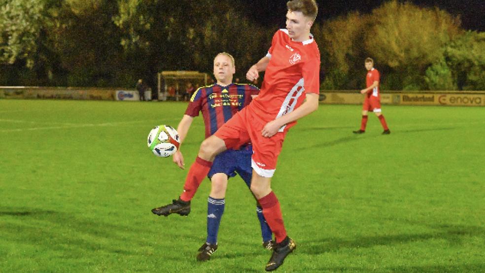 Erik Dreesmann ist hier zwar vor Warsingsfehns Manuel Lindemann am Ball, hatte mit seinen Bundern aber nach 90 Minuten das Nachsehen. © Foto: Bruins