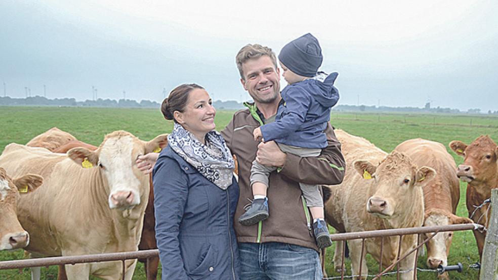 Der Weeneraner Hendrik Rubien ist neben seiner Tätigkeit als Jugendpfleger in Westoverledingen auch Rinderzüchter. Unterstützung erhält er dabei von seiner Frau Evelin und dem Sohn Liam.  © Foto: Zein