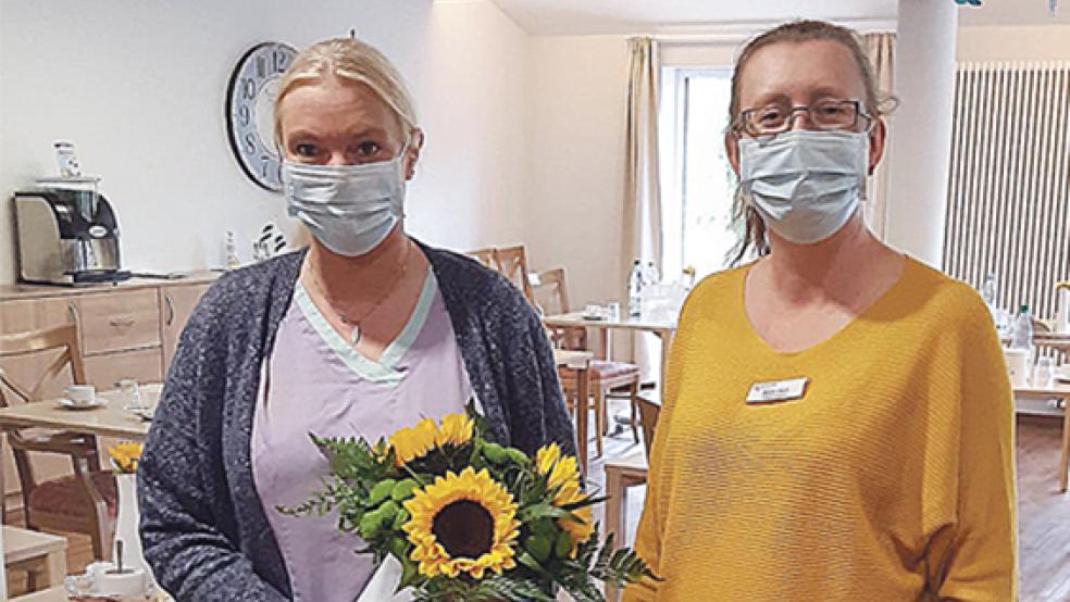 Die frischgebackene Pflegefachkraft Silke Bouma (links) mit Pflegedienstleiterin Mandy Oferta. © Foto: privat