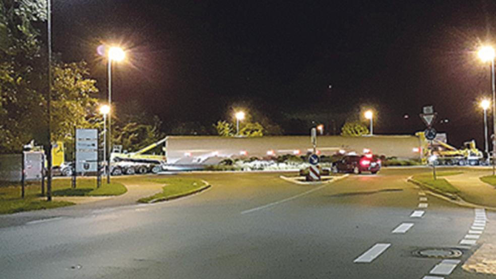 Zentimeter um Zentimeter schob sich der Schwertransport in der Nacht zum Donnerstag durch den Kreisel in Weener. © Foto: privat