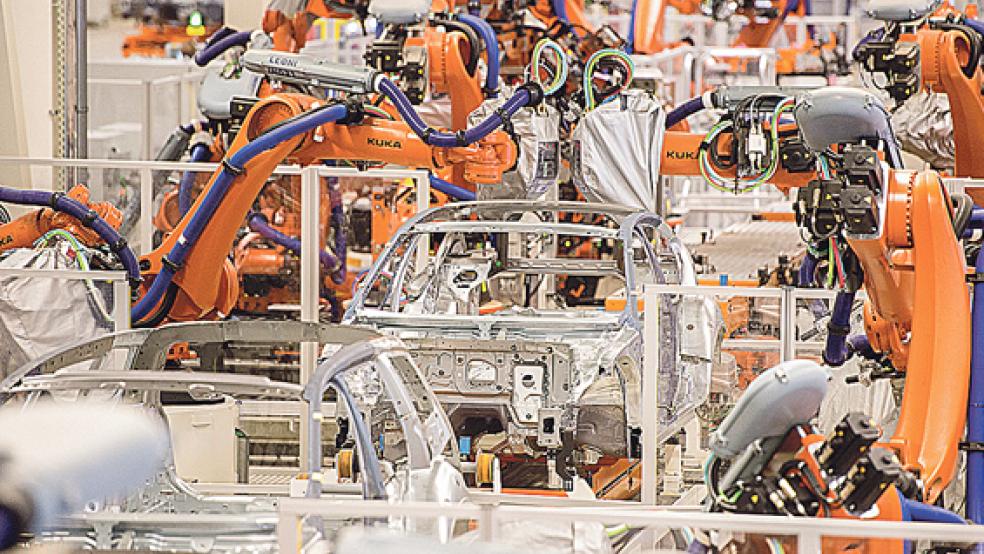 Die Marken Volkswagen Pkw und Volkswagen Nutzfahrzeuge investieren für den Start in das mobile Elektrozeitalter. Jetzt wurden mehr als 2200 neue Roboter für geplante Fertigung vom E Autos in Emden, Hannover und Chattanooga bestellt.  © Foto: Volkswagen AG