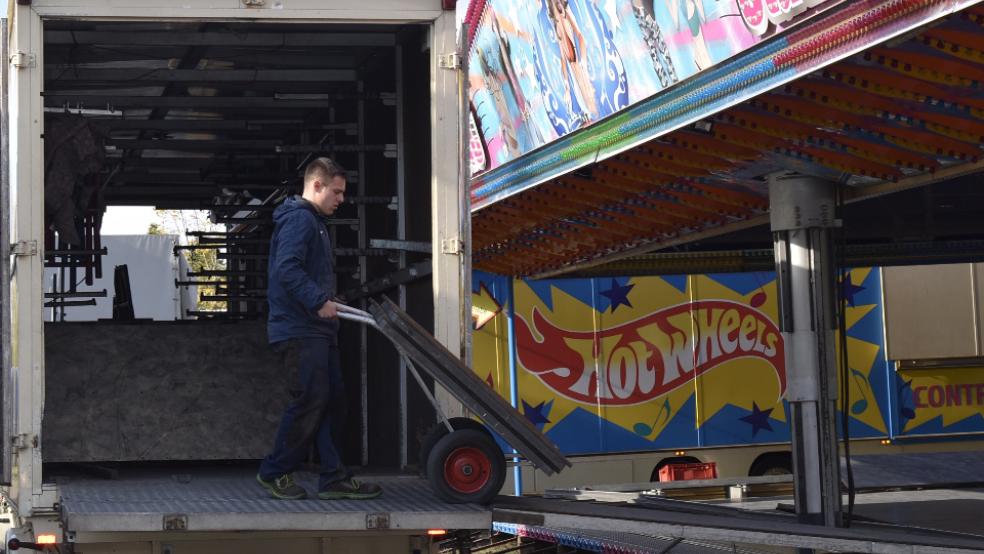 Die Aufbauarbeiten für den »Bliede Park« in Emden sind in vollem Gange. Für Jonny Eden, Sprecher der ostfriesischen Schausteller, hat die Sicherheit der Besucher höchste Priorität. © Kuper