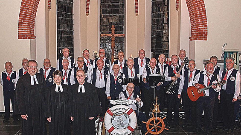 Ein Bild wie dieses aus dem vergangenen Jahr wird es vom Seefahrergottesdienst am 25. Oktober in der evangelisch-lutherischen Christuskirche in Leer nicht geben. Der Shanty-Chor »Overledinger Jungs« aus Collinghorst kann wegen der Vorsichtsmaßnahmen zur Corona-Pandemie nur mit einer kleinen Vertretung dabei sein. © Foto: Dübbel