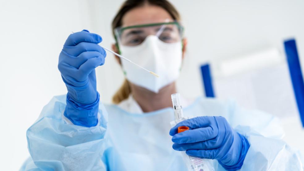 Vier neue positive Corona-Tests meldet der Landkreis Leer. Im Landkreis Aurich gab es einen neuen Fall, in der Stadt Emden vier. © Foto: dpa