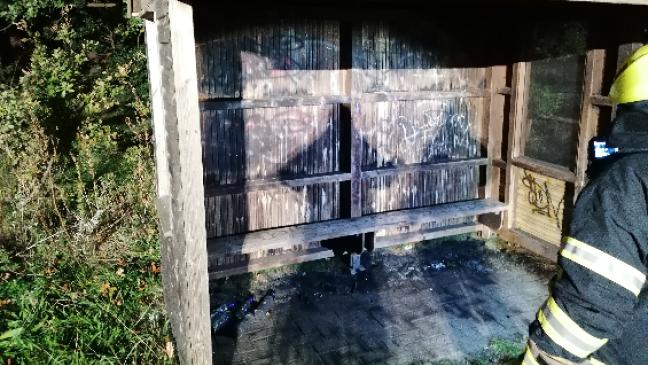 Brandserie geht weiter: Erneut Buswartehäuschen in Flammen