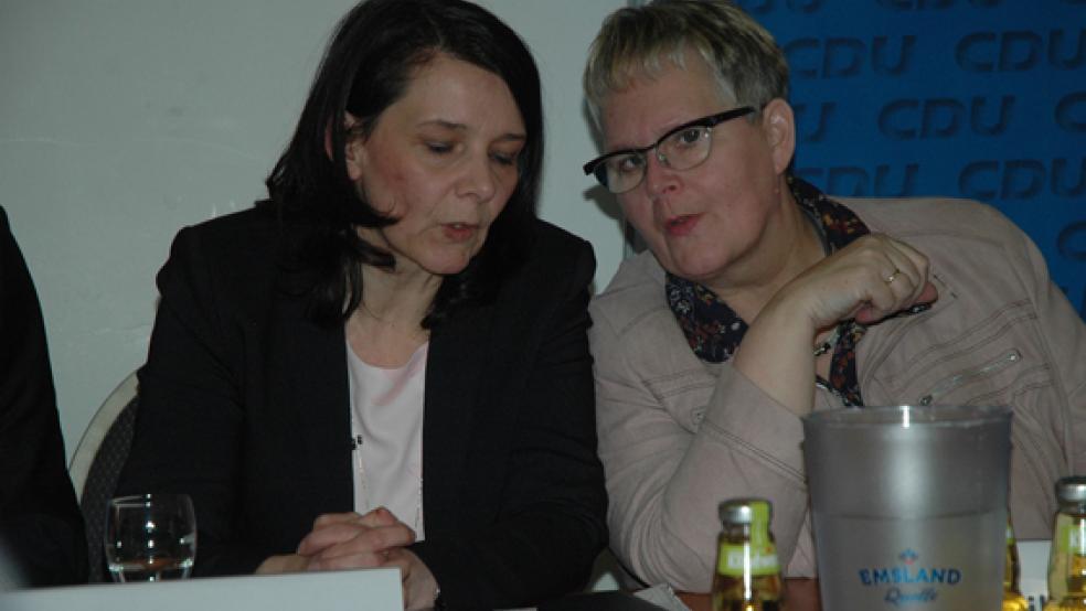 Neu im Bezirksvorstand: Hildegard Hinderks (rechts), hier im Gespräch beim CDU-Parteitag 2018 in Weener mit der Kreisvorsitzenden Melanie Nonte. Die CDU-Politikerin aus Hesel wurde beim Bezirksparteitag für den Landesvorstand nominiert. © Foto: Szyska