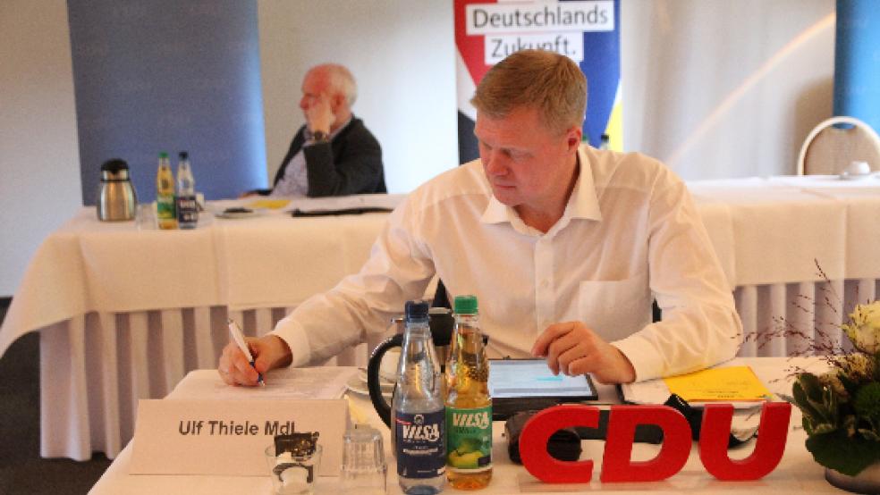 Bereitete sich konzentriert auf seine erste Rede als Bezirksvorsitzender der CDU vor: Ulf Thiele. © CDU Ostfriesland