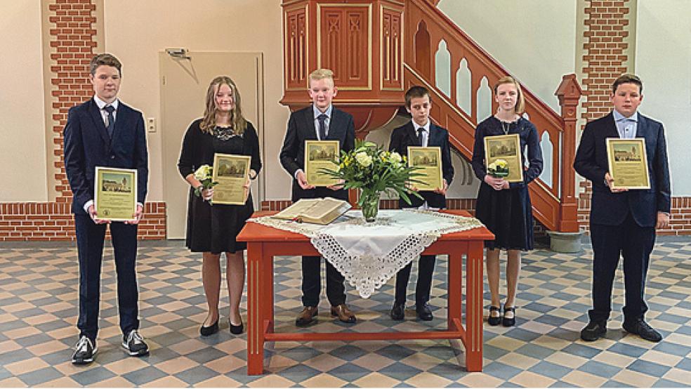 Die Konfirmanden aus Ditzumerverlaat und Landschaftspolder auf einem gemeinsamen Erinnerungsfoto. Von links Derk Steenblock, Nike Tomma Derr, Ihne Geerdes, Jan Helmut Riesenbeck, Lena Veenhuis und Leif Magnus Schröder. © Foto: privat