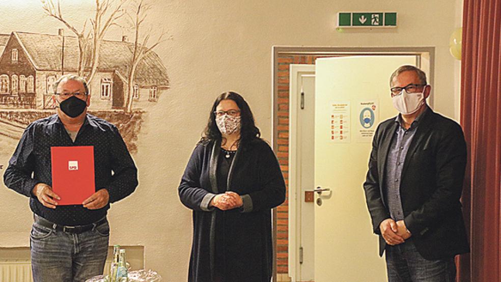 Für 40 Jahre Mitgliedschaft in der SPD wurde Richard Bloem, Die Ehrung übernahmen die SPD-Kreisvorsitzende Anja Troff-Schaffarzyk und der Vorsitzende des SPD-Ortsvereins Möhlenwarf, Helmut Geuken (rechts) © Foto: privat
