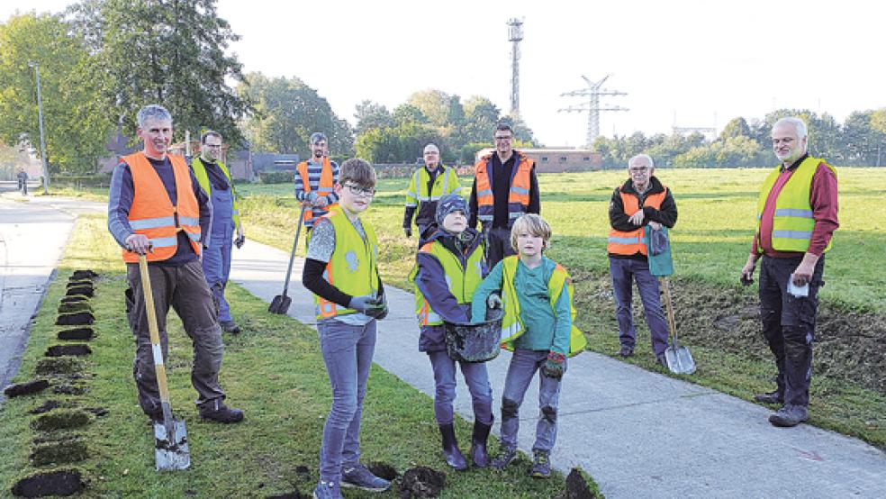 Mit einer Pflanzaktion hat der Dorfverein Stapelmoor am Sonnabend dafür gesorgt, dass im Frühjahr viele neue Blumen wachsen können. © Foto: privat