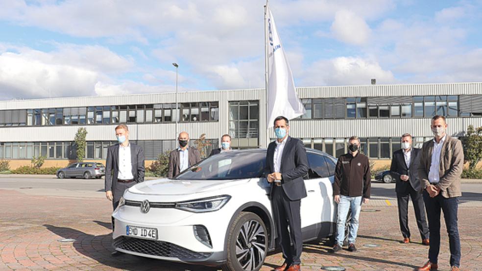 Umweltminister Olaf Lies (Mitte) besuchte das Emder VW-Werk, um sich über die geplante Umstellung der Produktion auf die Fertigung von Elektro-Autos zu informieren. © Foto: VW