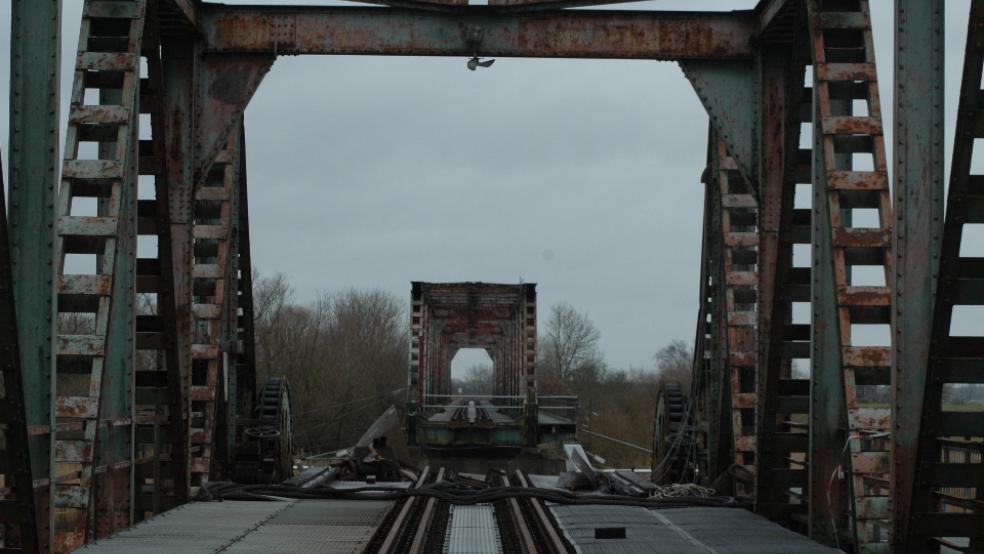 Der Bundesrechnungshof sieht den Neubau der Friesenbrücke als Drehbrücke kritisch.  © Foto: Szyska