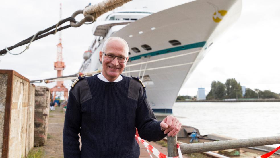 Hätte wohl Zeit für einen Fernsehauftritt: Kapitän Elmar Mühlebach vor seiner »Amadea« im Emder Hafen. © Foto: Tobias Bruns