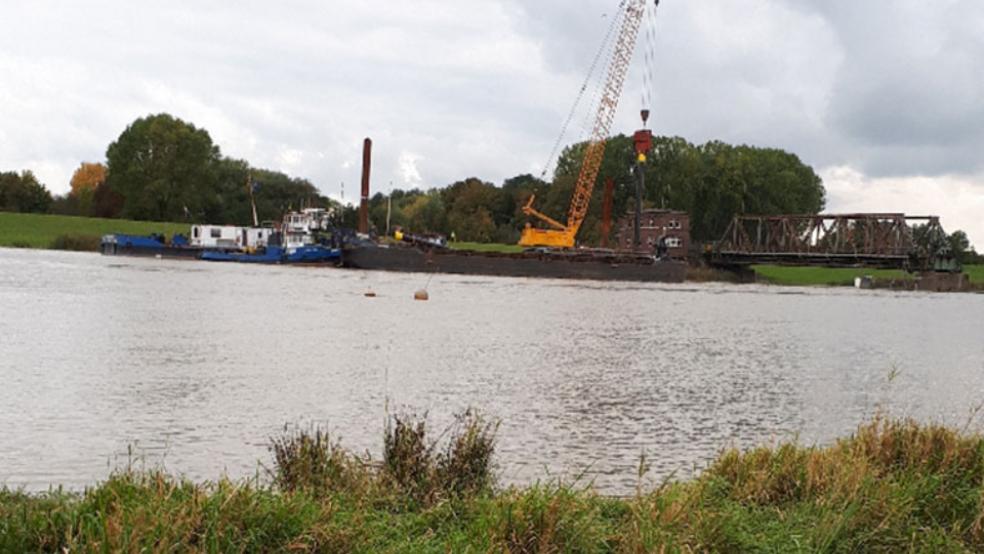 Auf Weeneraner Seite der Friesenbrücke werden zurzeit neue Dalben gesetzt. Zu den laufenden Arbeiten konnte die Pressestelle der Bahn AG gestern auf Anfrage der RZ keine näheren Auskünfte geben. © Foto: privat