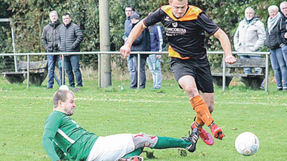 Malte Maas hatte gegen Timo Harms und Concordia Neermoor einen schweren Stand. © Foto: Yzer