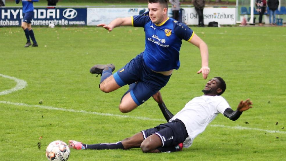 Jannes Olthoff (oben) half in der Zweiten aus. Hier fliegt er über die Grätsche von Yaya Berete. © Foto: Yzer