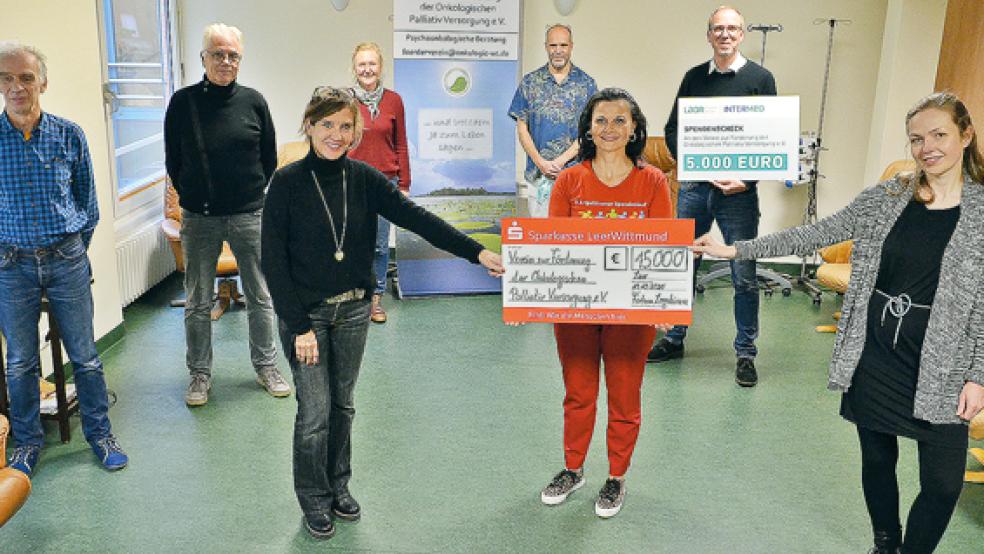 Bei der Spendenübergabe: Von links Edzard Wirtjes (Mitorganisator), Gerold Severiens (Fortuna Logabirum), Gabriele Wingerter-Wolters (Psychoonkologie),Lydia Misnagel (LARD Intermed), Dr. med. Lothar Müller (Onkologie), die CDU-Bundestagsabgeordnete Gitta Connemann als Schirmherrin, Karsten Wickening (LARD Intermed) und Alicja Kindl vom Verein freuen sich über die Spendensumme von 15.000 Euro.  © Foto: Ammermann