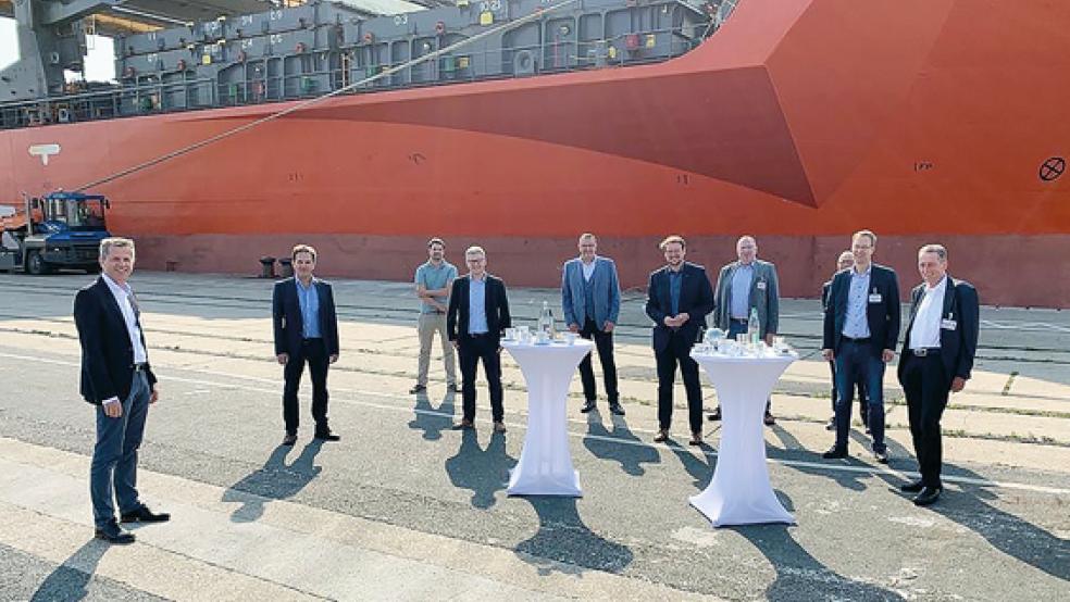 Gedankenaustausch am Emskai (von links): Klaus Reimann (UPM Nordland Papier), Raum Magalhaes (Omya), Tilo Hoff (Anker), Michael Nintemann (UPM nortrans), Jan Remmers (Anker), Tim Kruithoff (Emder Oberbürgermeister), Manfred Gerdes (Bürgermeister Dörpen), Sönke Kempe (Anker), Hermann Wocken (Samtgemeindebürgermeister Dörpen) und Horst Jahnke (Stadt Emden). © Foto: Stadt Emden