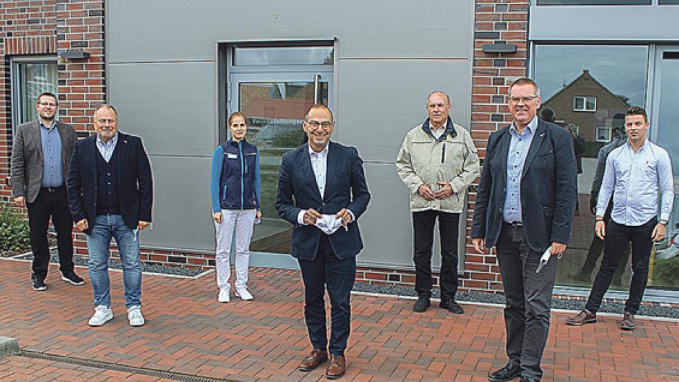 Besuch beim Altenheim Reilstift in Rhauderfehn: Vorne Grigorios Aggelidis, Bundestagsabgeordneter der FDP, und Rainer Helmers. Hinten der FDP-Kreisvorsitzende Jens Völker aus Bunde, Peter Betz (FDP), Imke Krüger, Alfons Platt und Yannick Wasserberg (FDP). © Foto: FDP