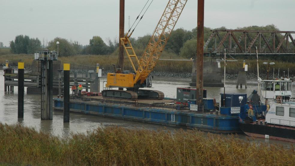An der Friesenbrücke wurden jetzt im Auftrag des Wasserstraßen- und Schifffahrtsamtes (WSA) zwei neue Dalben gerammt (links im Bild). Somit kann das WSA mit einem neuen und größeren Schiff, das zur Gerätewartung eingesetzt wird, am gewässerkundlichen Pegel anlegen. © Foto: Szyska