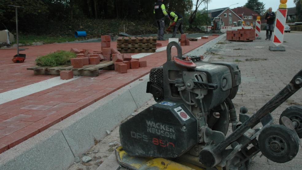 Die Pflasterarbeiten laufen. © Foto: Szyska