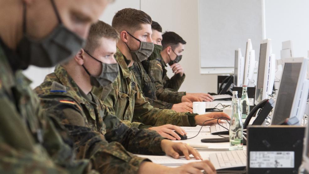 80 Soldaten helfen in ganz Niedersachsen bei der Corona-Nachverfolgung. Werden bald auch Soldaten und Soldatinnen im Leeraner Kreisgesundheitsamt eingesetzt? Derzeit werden darüber bereits Gespräche geführt. © Foto: Stratenschulte (dpa)