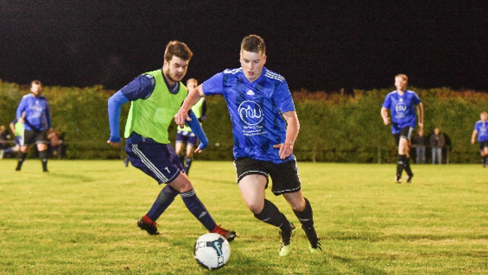 Franco Petzold (links) vom Heidjer SV II setzt hier Derk Boelsums unter Druck. © Foto: Bruins