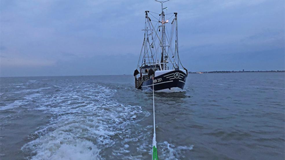 Der Krabbenkutter »Roswietha« brauchte Hilfe.  © Foto: DGzRS 
