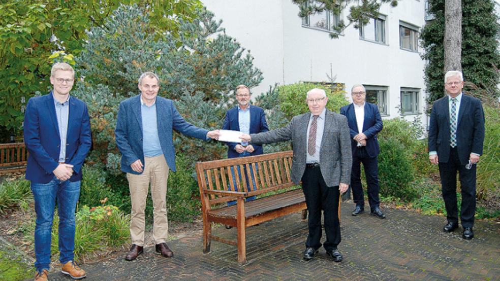 Bei der Spendenübergabe (von links): Thomas Bunten (Firma Wittrock) und Bernd Wittrock, Bernd Lindemann und Jakobus Baumann vom Vorstand des Krankenhausvereins, Klinikum-Geschäftsführer Holger Glienke und Ludwig Sonnenberg vom Vorstand des Krankenhausvereins.  © Foto: Hoegen