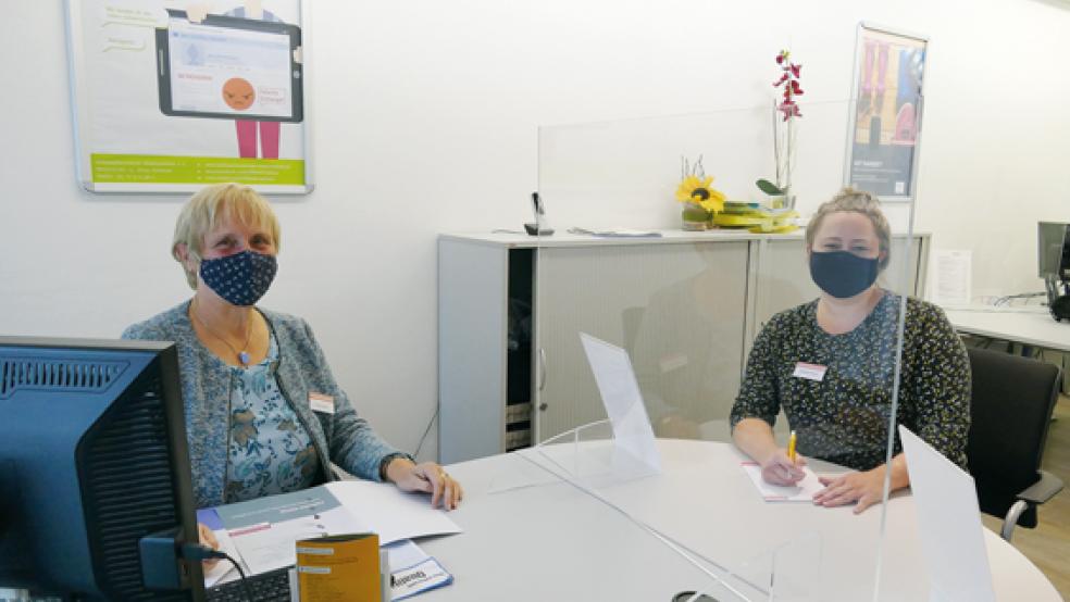 Weil die Gesundheit vorgeht: Auch die beiden Ansprechpartnerinnen der Verbraucherzentrale Karin Itzen (links) und Mareke Eilers tragen während der Beratungsgespräche ihre Masken. © Foto: Jürgens