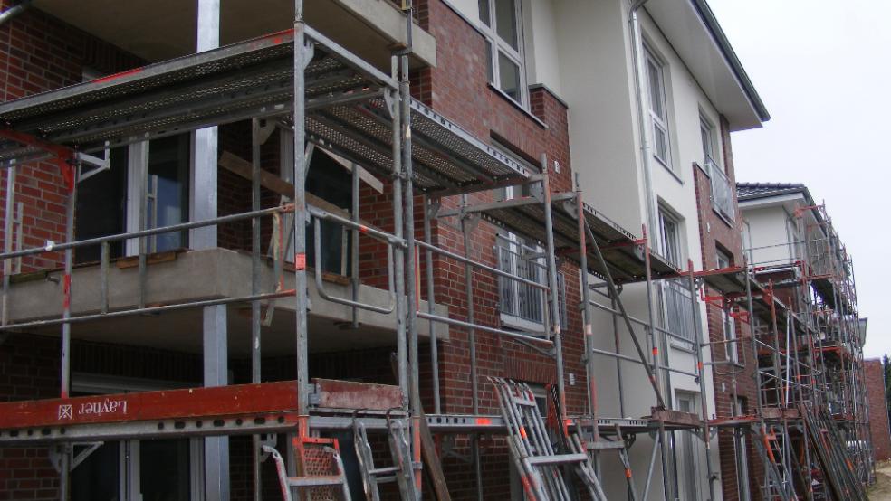 Der rund 7,5 Millionen Euro teure Neubau von 38 barrierefreien Wohnungen an der Löwenstraße in Leer soll bis zum 1. Dezember komplett fertiggestellt werden. © Foto: Szyska