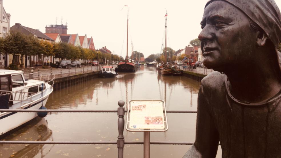 Immer mehr Touristen und Einheimische nutzen die 30 »QR«-Codes in Weener und den umliegenden Ortsteilen, um sich bequem mit ihrem Handy über Sehenswürdigkeiten zu informieren - auch am Weeneraner Hafen.  © Fotos: Boelmann