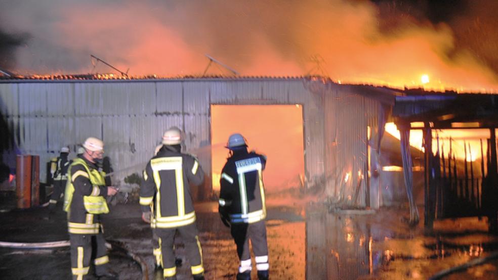 Die Feuerwehr war mit einem Großaufgebot in Tergast im Einsatz, um die Flammen zu bekämpfen. © Foto: Wolters