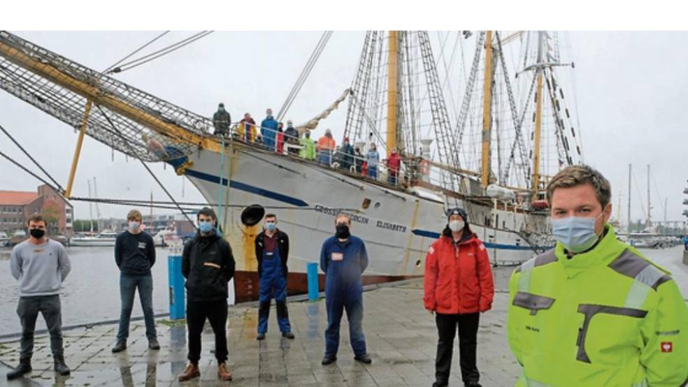 Waren jetzt mit weiteren »Bordkollegen« in Emden zu Besuch (von links): die Studenten Tom Lehmann, Joshua Link, Christopher Zankow, Florian Schwirtz und Peter Schenck , Anika Brüshaber von der Stammcrew und Nils Karsten von der Schiffsführung. © Foto: Hasseler