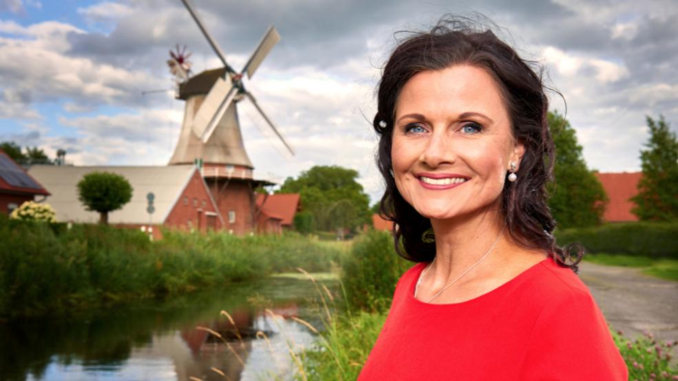 Weiß sich zu präsentieren: Gitta Connemann stellt zahlreiche professionelle Pressefotos zur Verfügung - hier mit der Mühle Bohlen in Warsingsfehn im Hintergrund. © Foto: Büro Connemann