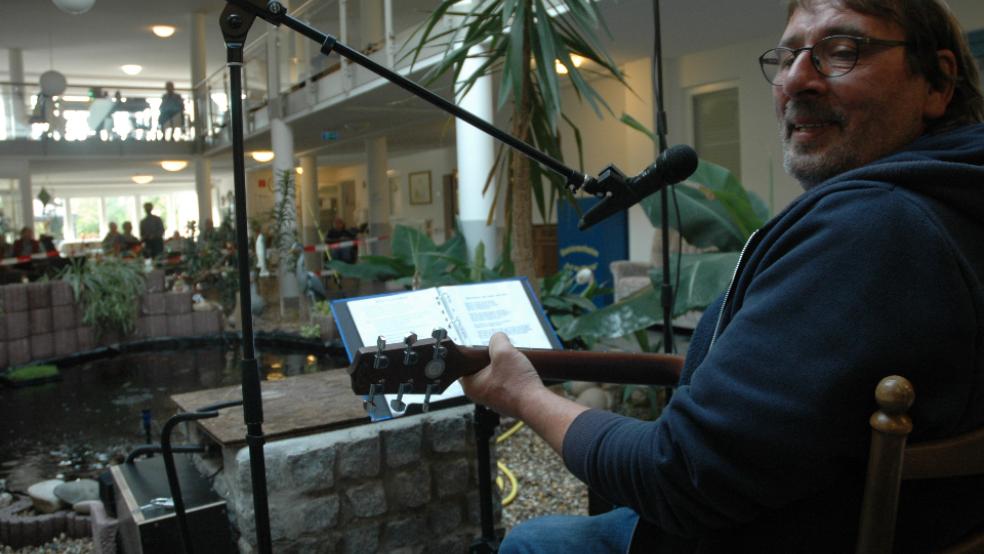 Bernd Johann Behrends - besser bekannt unter seinem Spitznamen »Biber« - greift im Seniorenheim »Auf der Wierde« in Jemgum jeden Donnerstag ehrenamtlich zur Gitarre, um mit den Bewohnern gemeinsam alte Hits zu singen. © Foto: Szyska