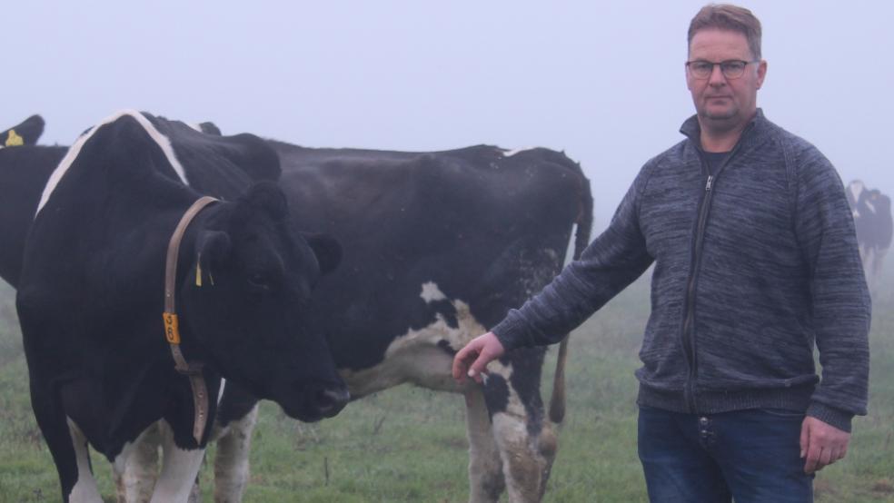 Klaus Borde aus Oldendorp muss die Tiere seine Milchviehbetriebs nach jeder Zeitumstellung wieder an die geänderten Melkzeiten gewöhnen. © Foto: Berents