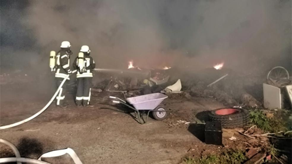Die Feuerwehr schützte ein benachbartes Wohnhaus in Moordorf, das von den meterhohen Flammen bedroht wurde. Wegen der starken Rauchentwicklung musste ein Teil der Einsatzkräfte Atemschutzgeräte tragen. © Foto: Feuerwehr