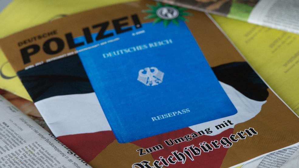 Die Gewerkschaft der Polizei hat die Leser ihrer Zeitschrift »Deutsche Polizei« über den richtigen Umgang mit selbsternannten Reichsbürgern informiert. © Foto: Lübke (dpa)