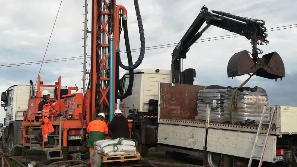 Weithin sichtbar war das Bohrgerät, mit dem im Auftrag des NLWKN bei Nortmoor drei neue Grundwassermessstellen hergestellt wurden. © Foto: NLWKN