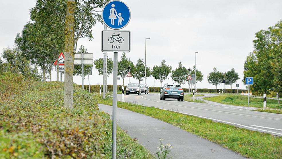  Auf der Bingumer Seite dürfen Radfahrer die Brücke auf der linken Seite überqueren, das macht das Schild im Vordergrund deutlich. Auf der Seite von Leerort gibt es so ein Schild nicht. © Fotos: Boelmann
