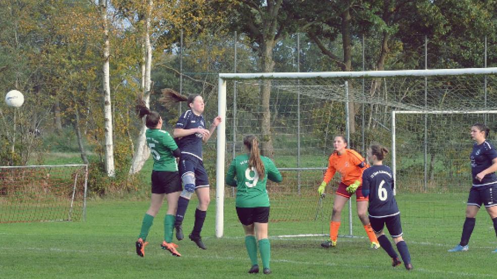 Amke Schmidt (links, Nummer 5) geht zum Kopfball, die Stern-Abwehr kann jedoch den Ball klären. © Foto: Ammermann