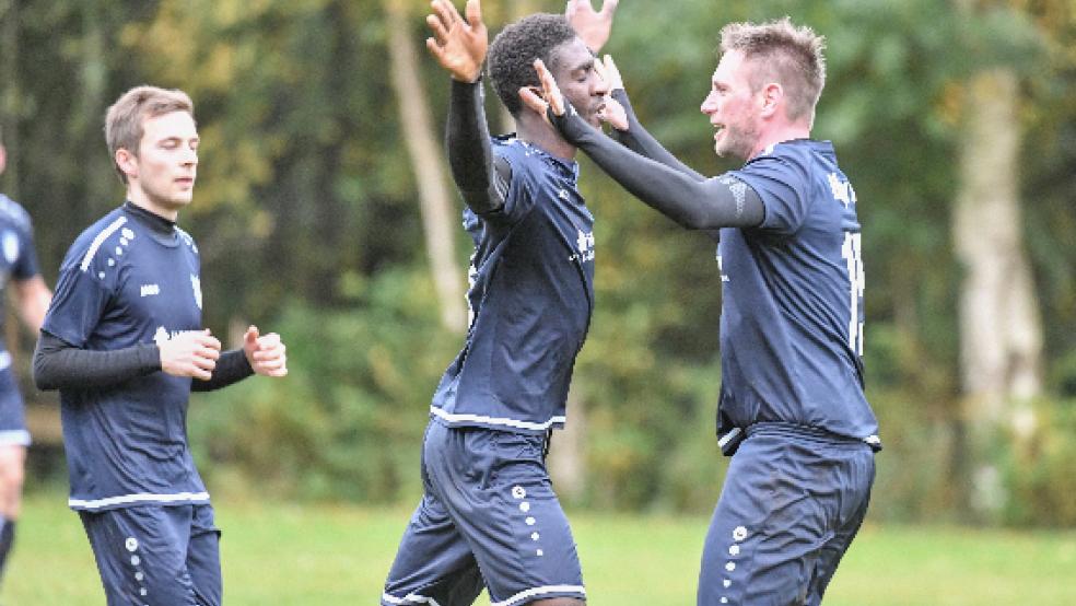 Yaya Berete (Mitte) bejubelt seinen Freistoßtreffer zum 1:1 gegen Borussia Leer mit Spielertrainer Ingo Groen. © Foto: Bruins