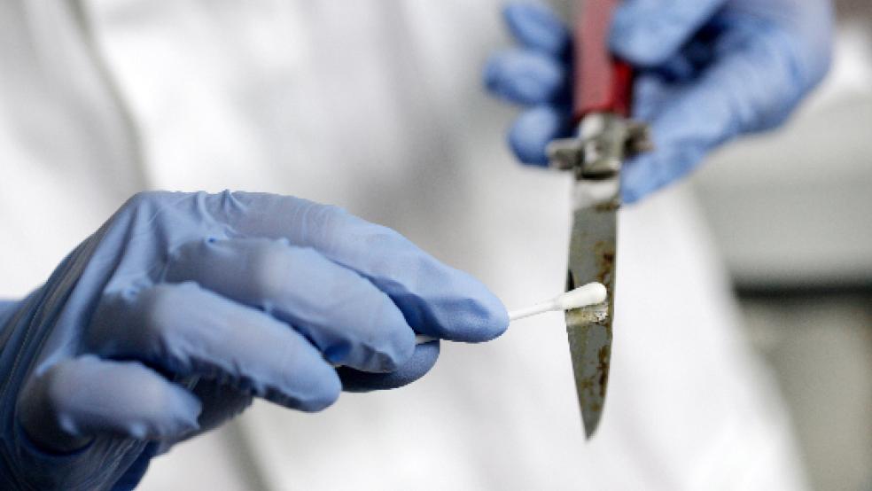 In 17 Fällen wurde in den Landkreisen Aurich und Wittmund in den vergangenen zehn Monaten mit einem Messer gedroht. © picture alliance/Rolf Vennenbernd