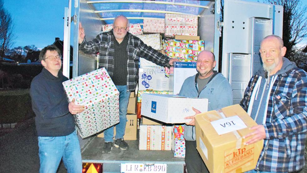 Die fertiggepackten Pakete werden bei Familie Donker in Bunderhee gesammelt und pünktlich vor Heiligabend im ganzen Landkreis verteilt.  © Foto: Himstedt