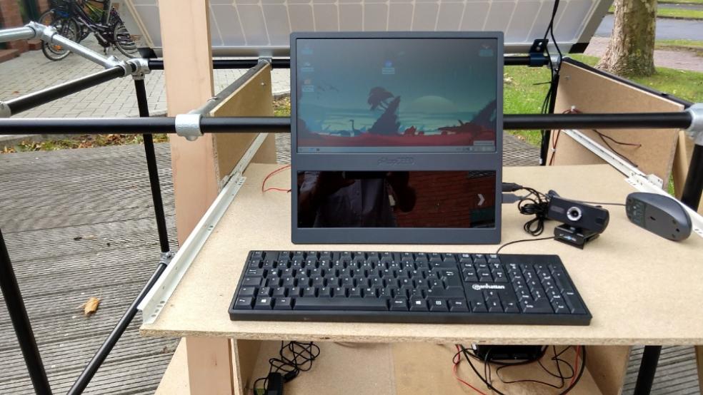 Zwei Musteranlagen mit solarbetriebenen Computern, die in Sukuta in Gambia eingesetzt werden sollen, wurden jetzt in Emden getestet. © Foto: Hochschule Emden/Leer